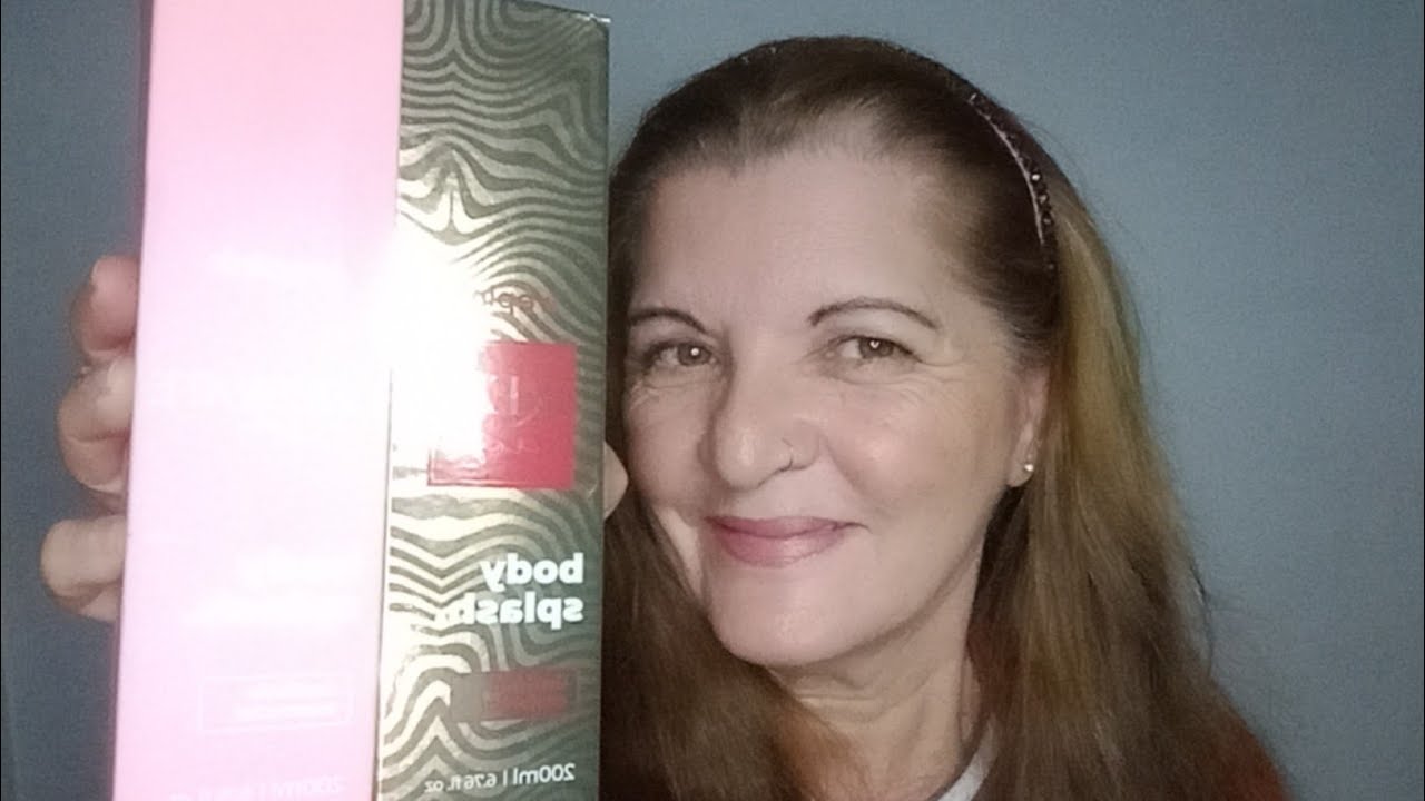ASMR-MOSTRANDO OS PRODUTOS DA MINHA MÃE (cremes,perfumes e champool😃🥱😴