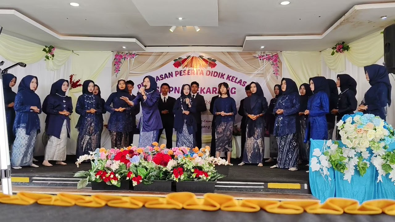 Persembahan lagu hymne guru dan Terima kasih ku oleh kls 9