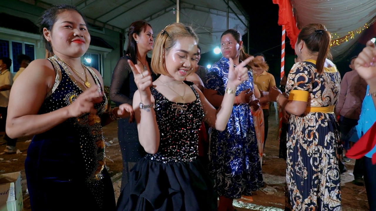 ទទួលភ្ញៀវ ពេលល្ងាច khmer traditional dance at wedding party