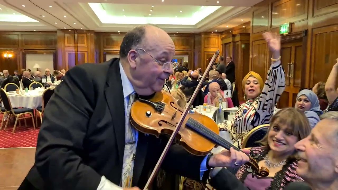 اغنية زي الهوى، لعبد الحليم خافظ. و عزف الموسيقار وائل ابو بكر.