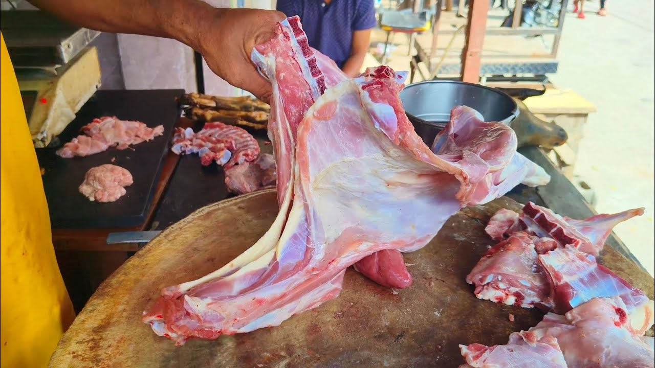 KIRAN MEAT CUTTING SKILLS//ROYAL MUTTON SHOP KARIMNAGAR MOKHARAM PURA//PLS DO SUBSCRIBE