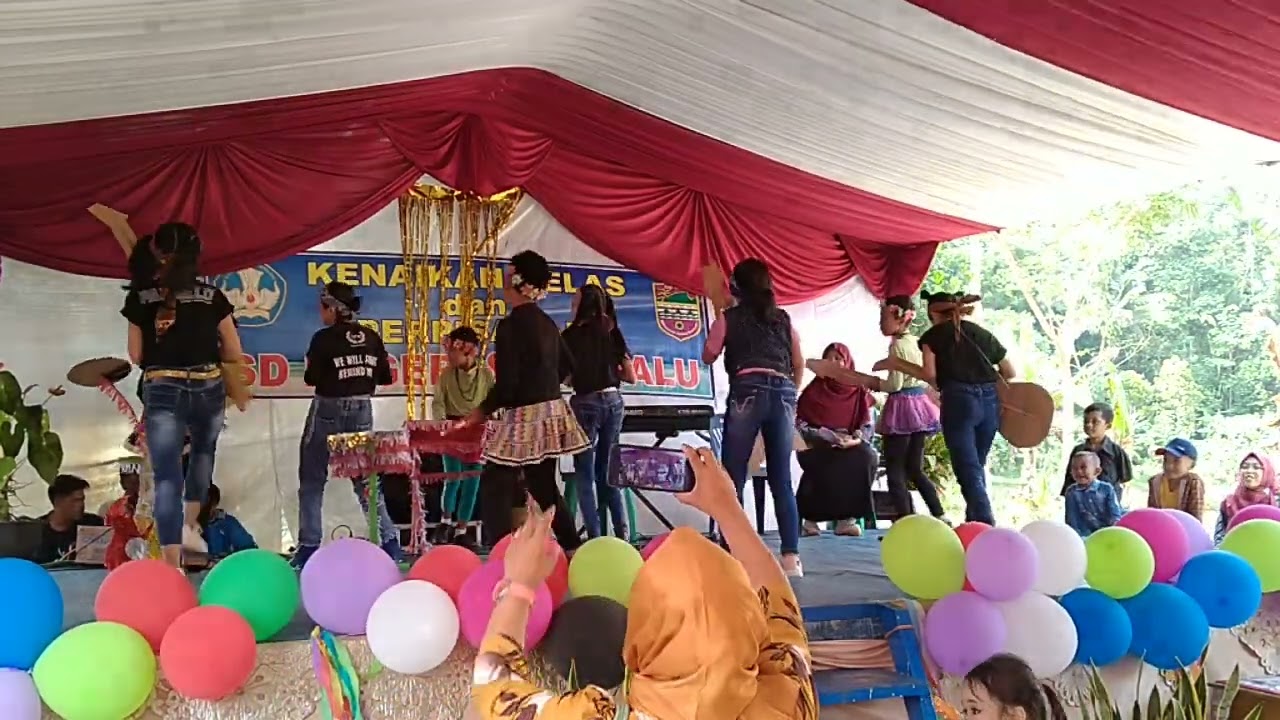 pentas seru joget ini dangdut siswa-siswi SDN 8 Panjalu di acara Samen tahun 2022 banyak sawerannya