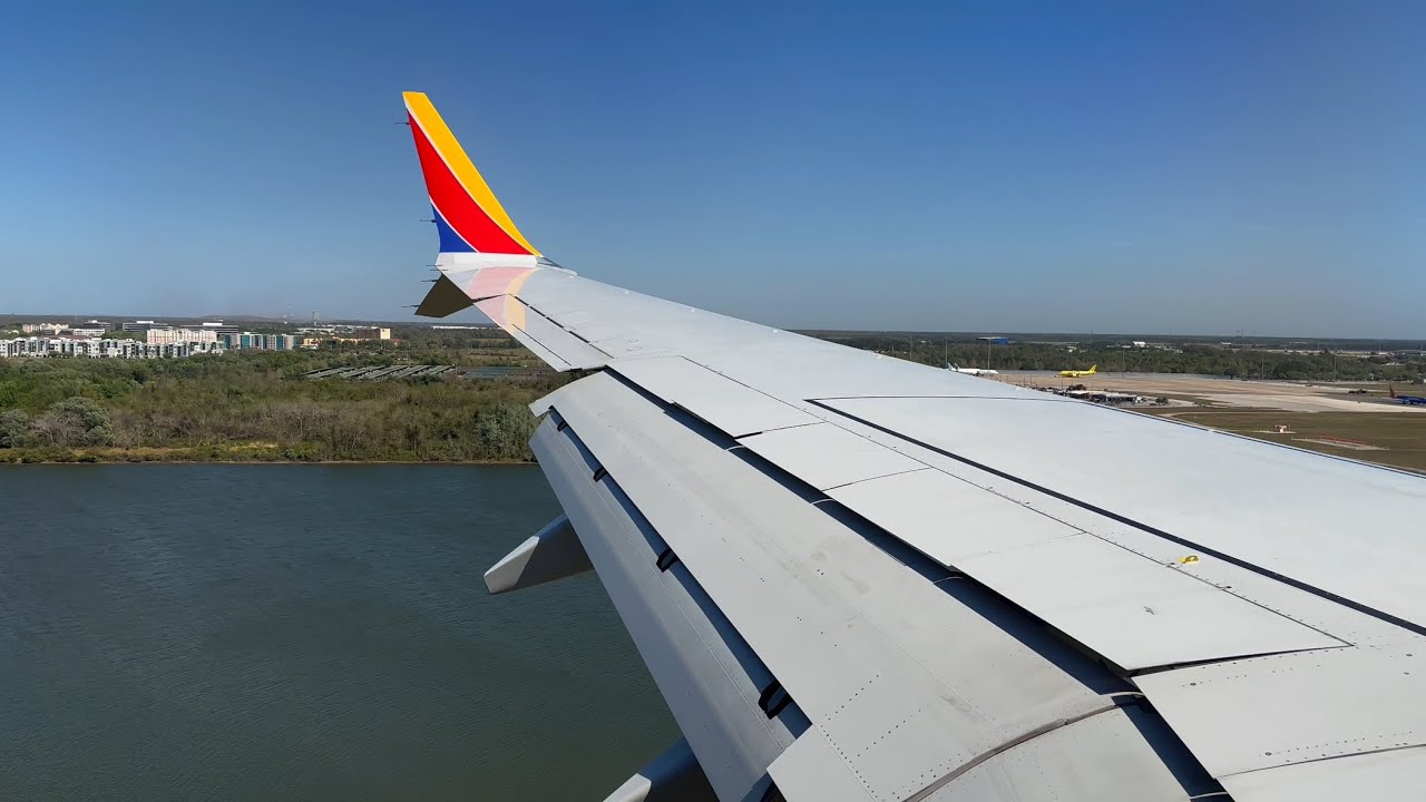 4K | Southwest Airlines Boeing 737 MAX 8 (N8728Q) Sunny & Windy Orlando Landing