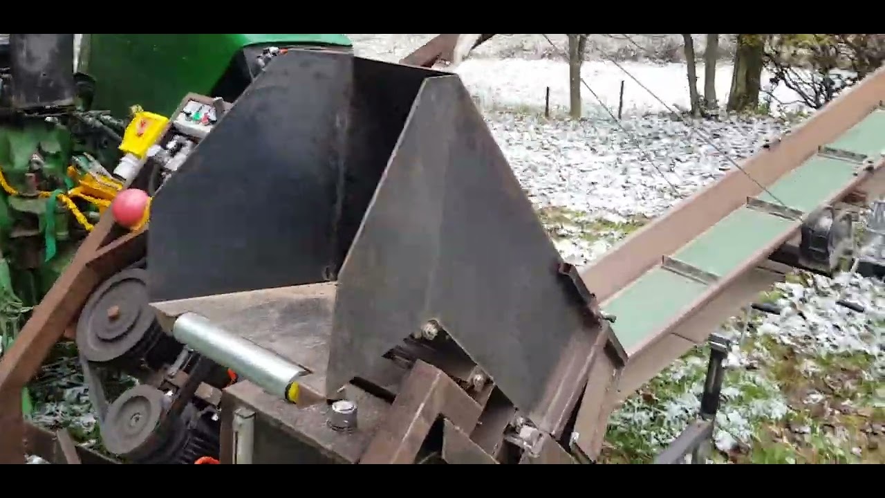 automatische Brennholzs&auml;ge im Zapfwellenbetrieb.