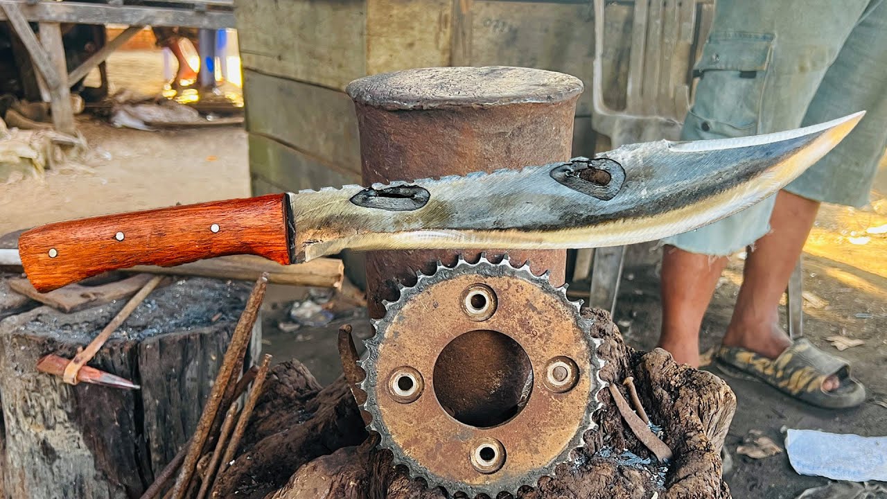 KNIFE MAKING - FORGING A SHARPEST HUNTING KNIFE FROM AN OLDEST SPROCKET