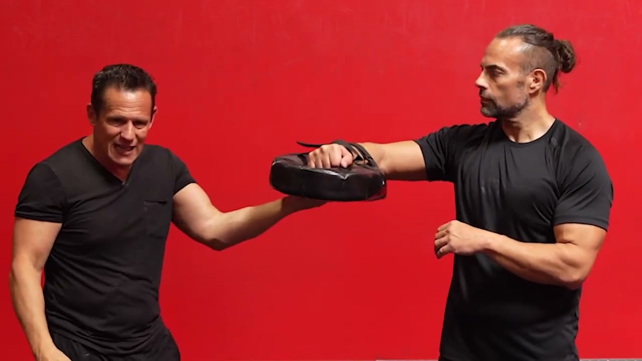 Боксерские приёмы Brutal Elbow, часть 1, охватывающие Smashing Elbow, Hook Elbow, Uppercot Elbow,...