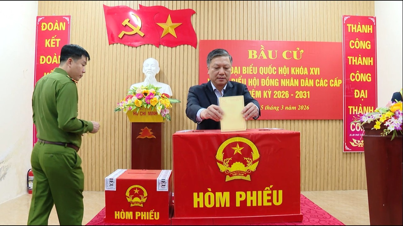 Các đồng chí lãnh đạo tỉnh dự khai mạc và kiểm tra công tác bầu cử