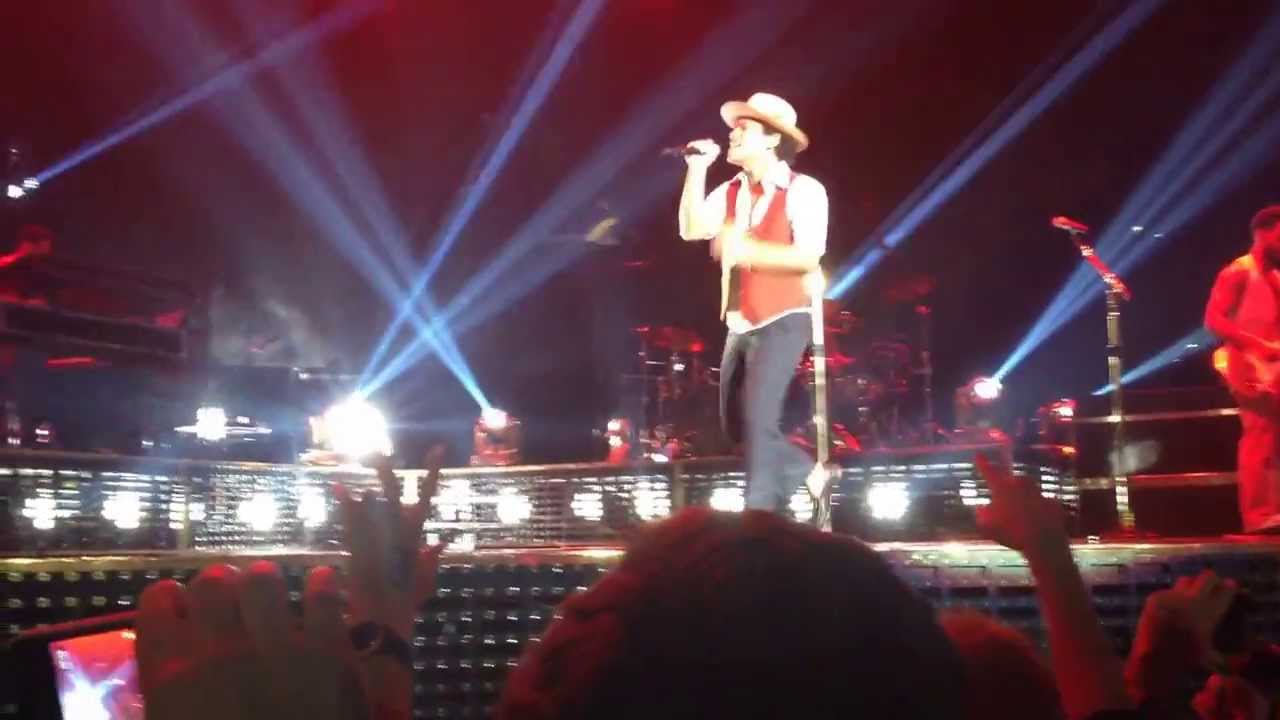 Bruno Mars - Moonshine live in Milan 26/10/13