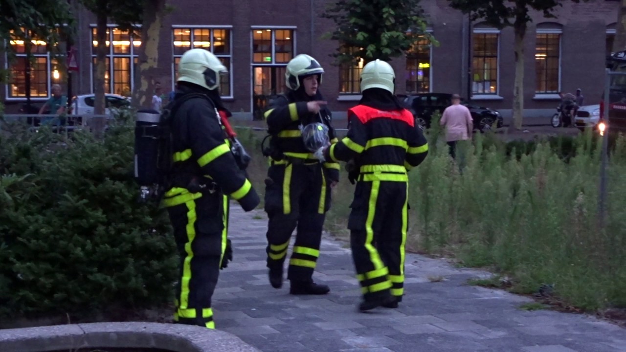 Aankomst brandweer bij Binnenbrand leegstaand pand te Goirle. 19-07-2017