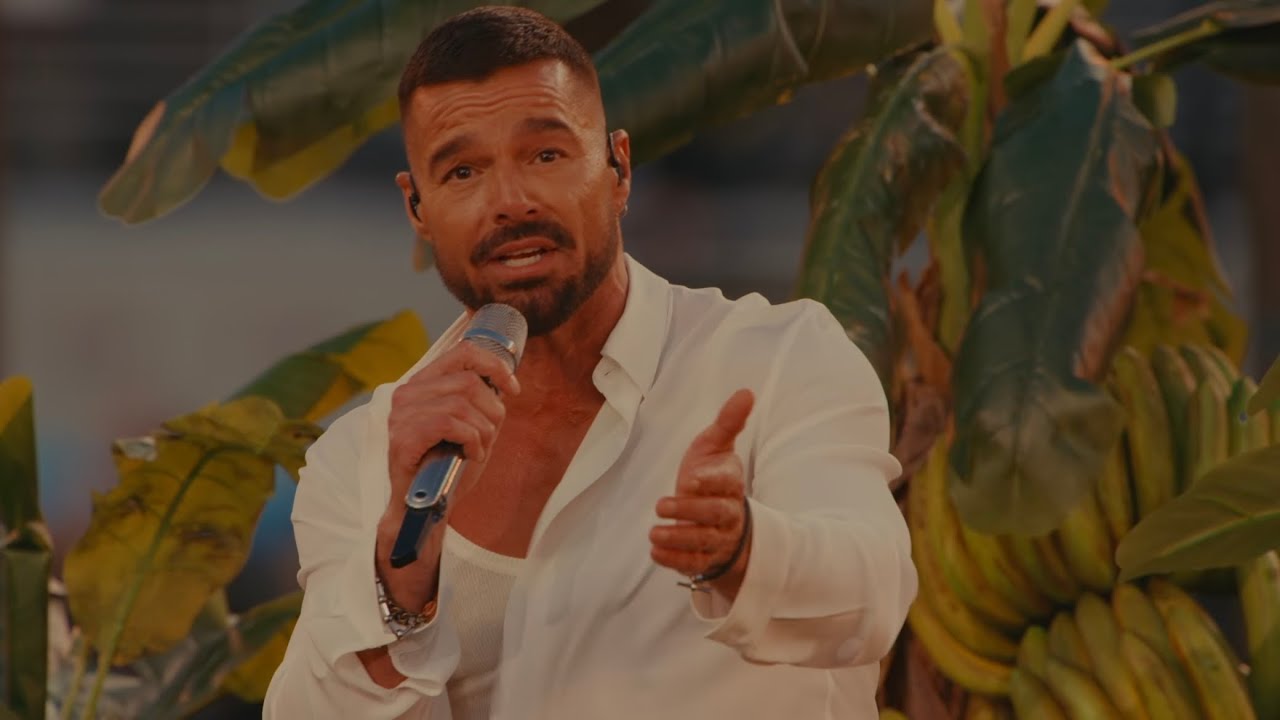Ricky Martin - LO QUE LE PAS&Oacute; A HAWAii (Bad Bunny's Apple Music Super Bowl Halftime Show)