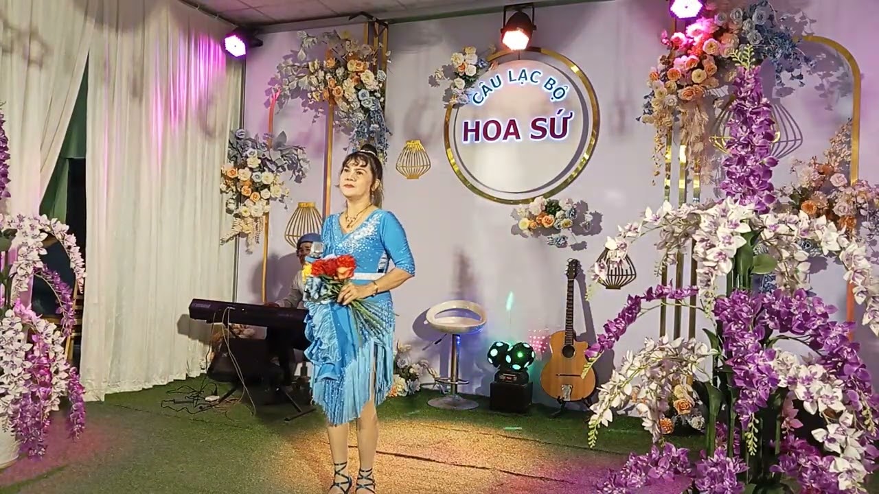 Xin iêu tôi bằng cả tình người. 