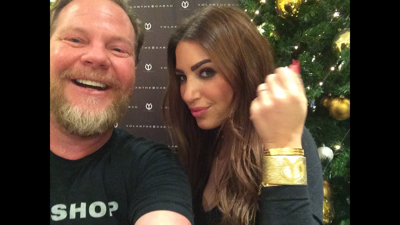 Yolanthe Cabau showt per ongeluk haar romige decolleté tijdens interview over haar limited editon k