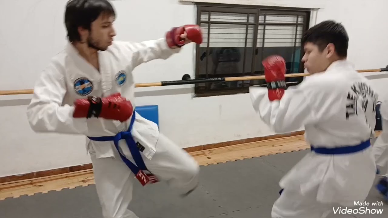 Turno adolescentes y adultos del Centro Neville entrenando para el Nacional tanra 2025!