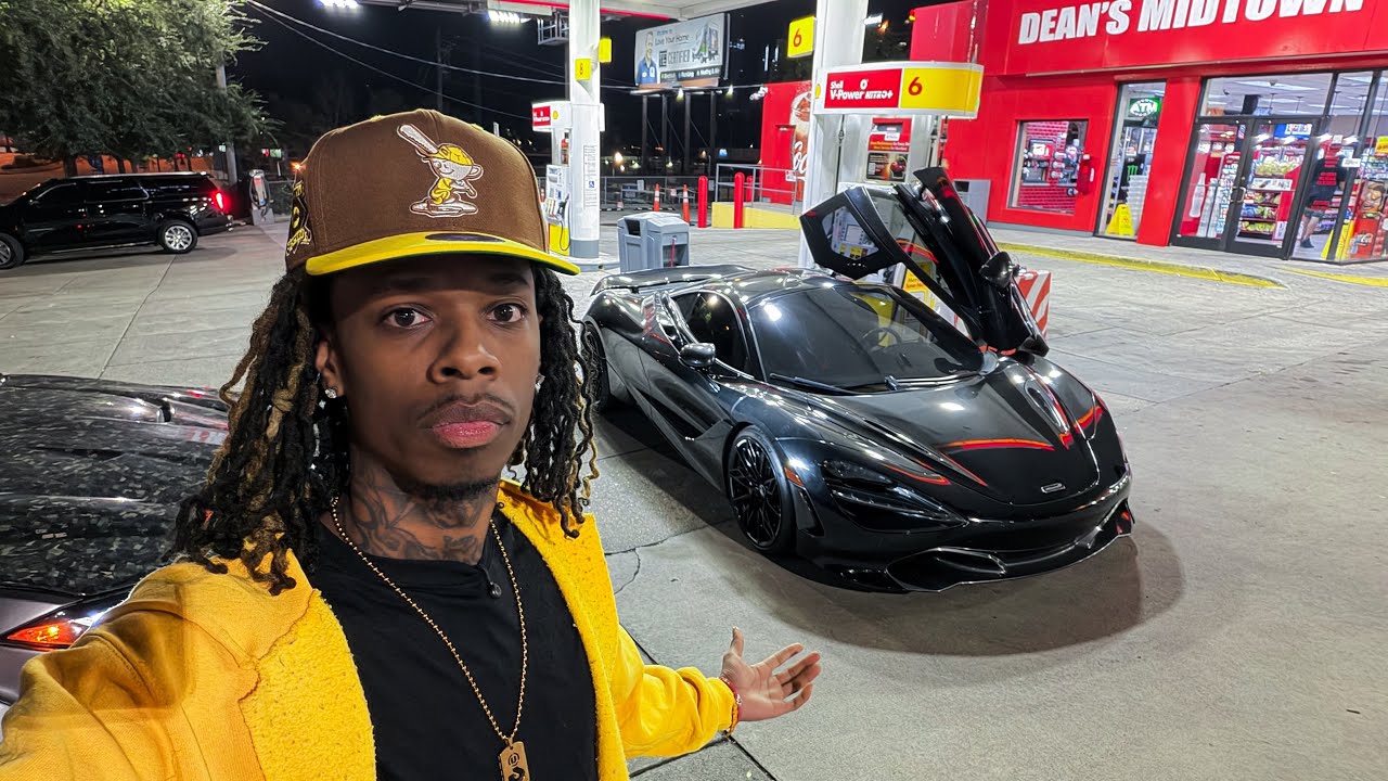 В 3 часа ночи заехал на заправку на своем McLaren 720.