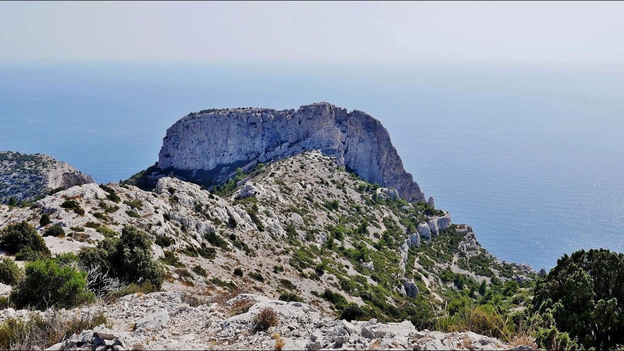 Le col de la Candelle et le sommet du mont Puget depuis le col de la Gineste
