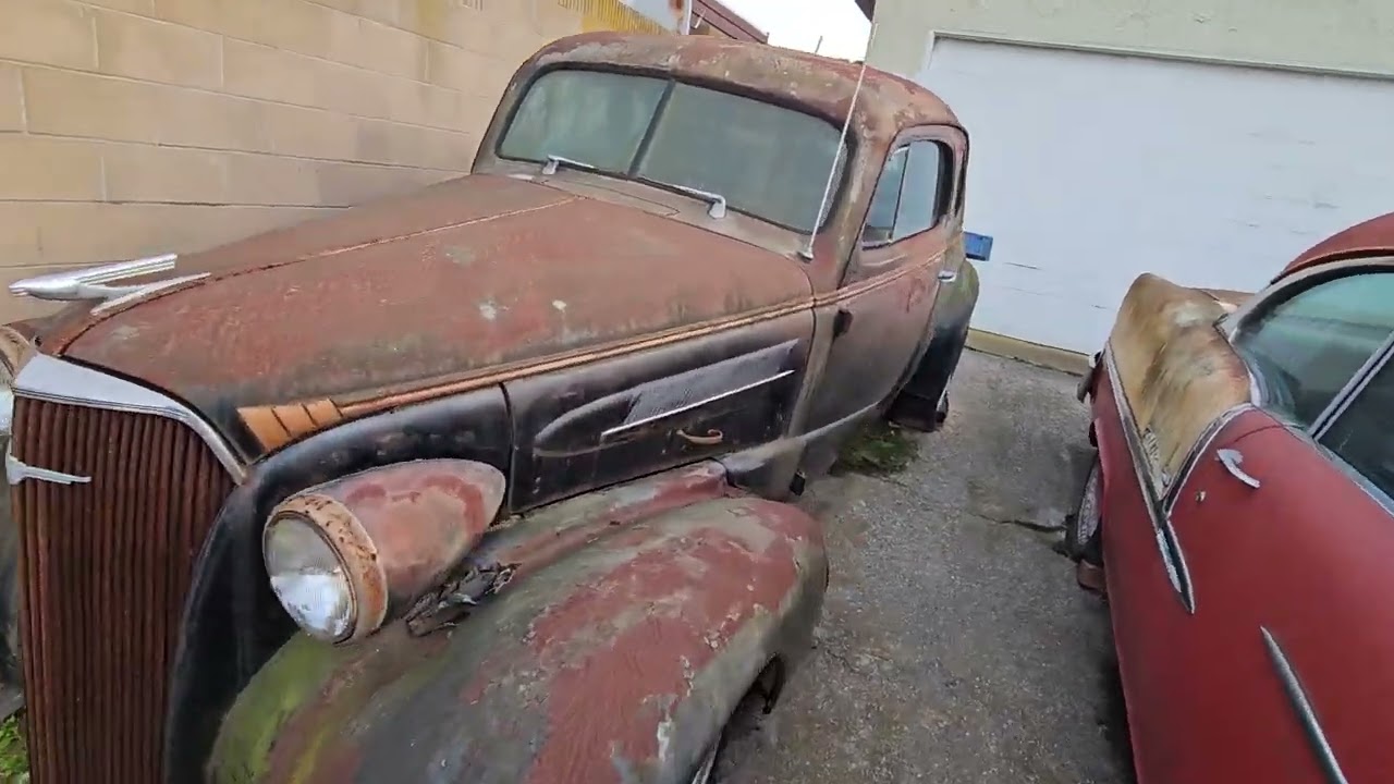 Найденные в сарае: двухдверный хардтоп Chevy Belair 1955 года и спортивное купе Chevy 1930-х годов.