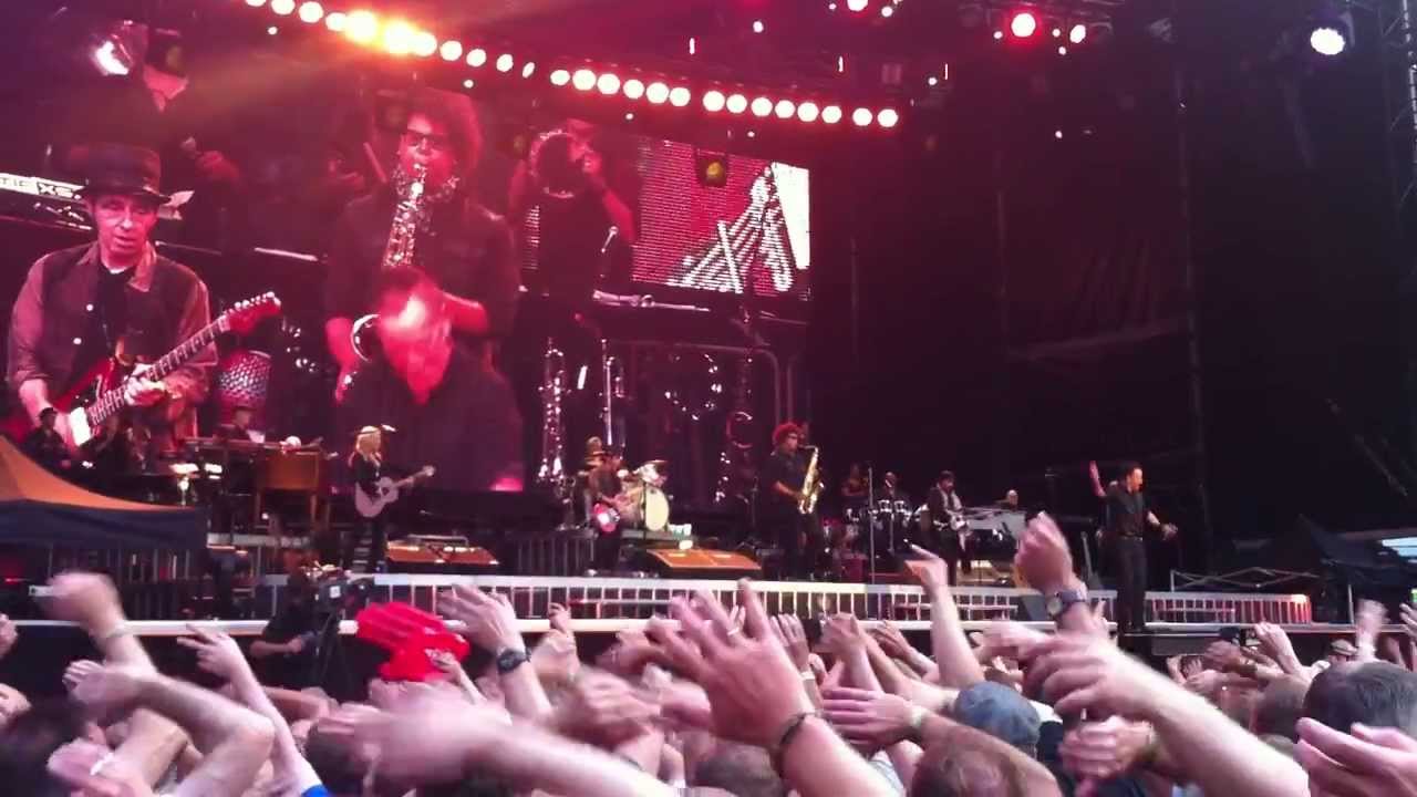 Bruce Springsteen Mönchengladbach 2013 - Hungry Heart - Bruce chugs a German beer