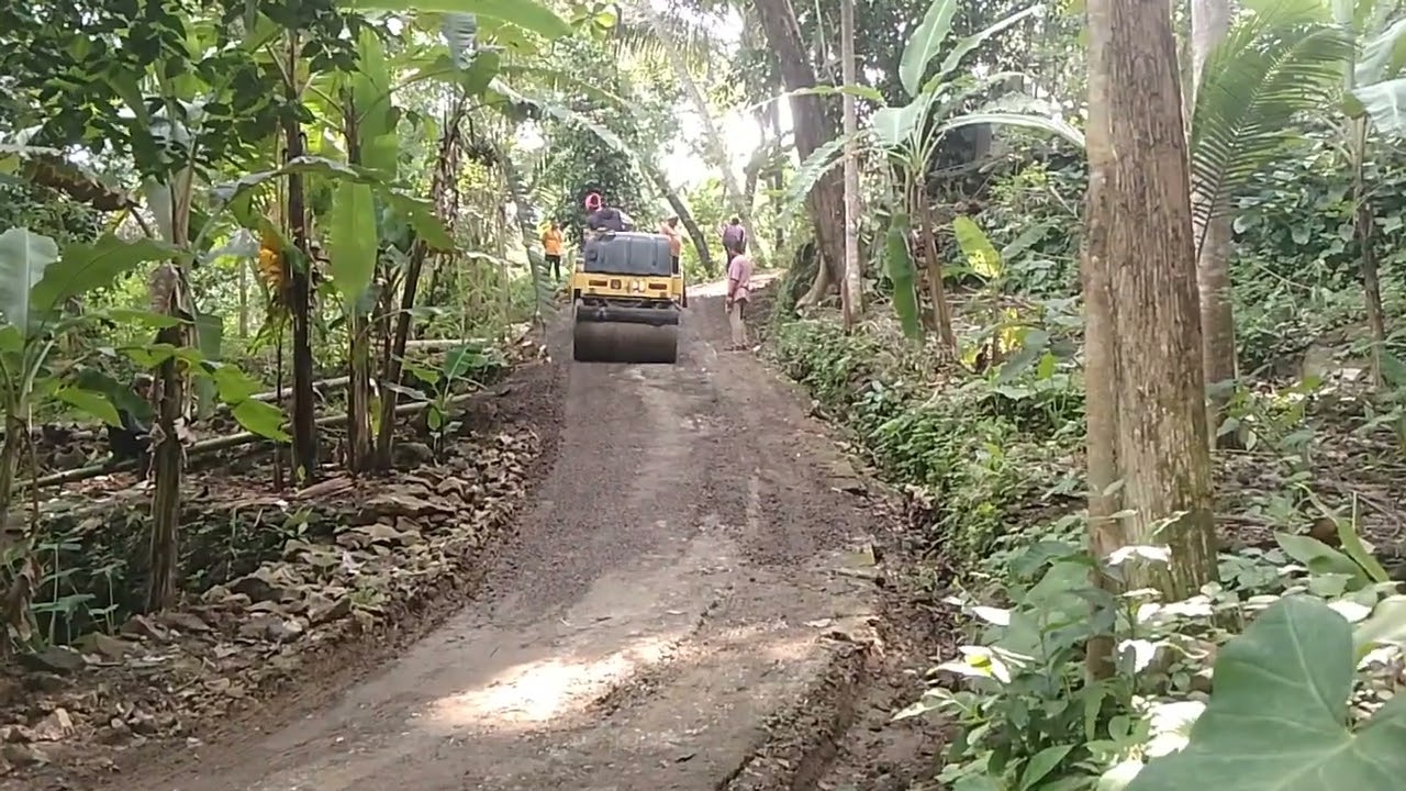 Penuh perjuwangan .jalur terjal sebelum di aspal.jalan RT 04/02.Pakuran Sruweng 