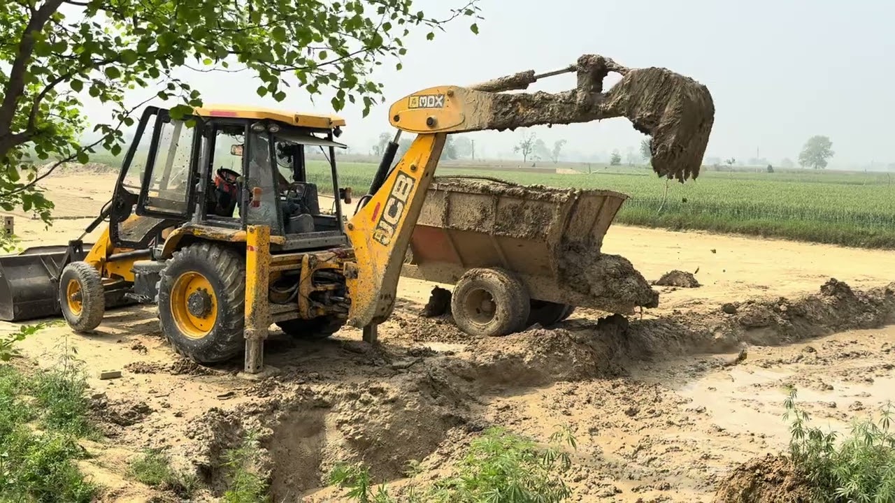 हाई लॉडिंग जेसीबी से पथाई के लिए मिट्टी तैयार की जा रही हैं #jcb3dx #todayviralvideo #hailaight #vai