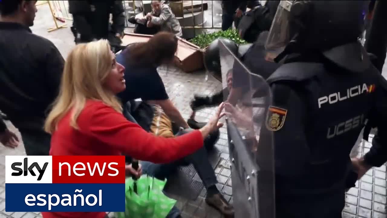 La Policía Antidisturbios Choca Con Activistas en Cataluña | Hotspots