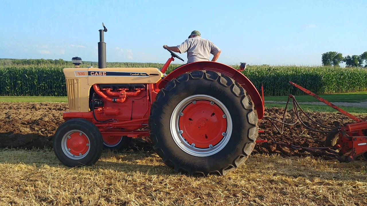 1963 CASE 930 Comfort King plowing.