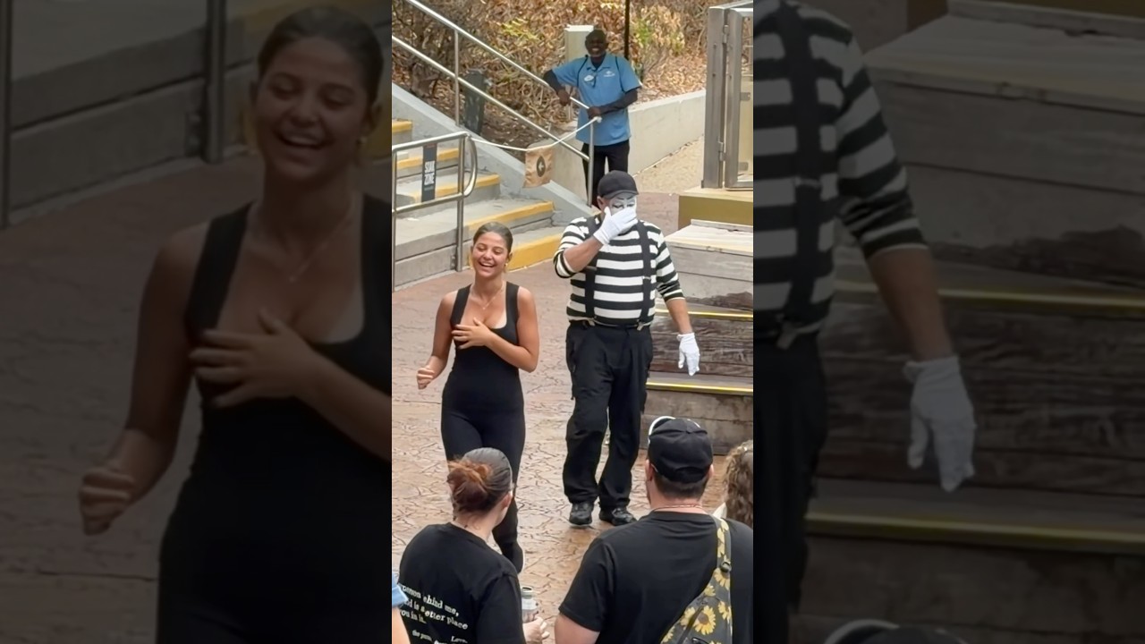 He tried not to look 👀 Tom the mime SeaWorld Orlando #seaworldmime #funny #fun #comedy #viral