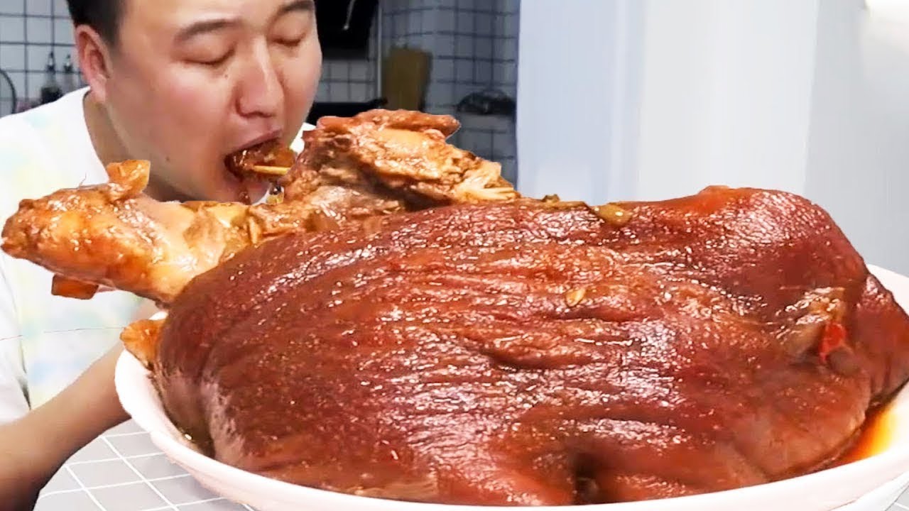 Stew A Big Tiger Skin Pork Knuckle, Soft And Boneless, Dipped In Secret Chili Sauce