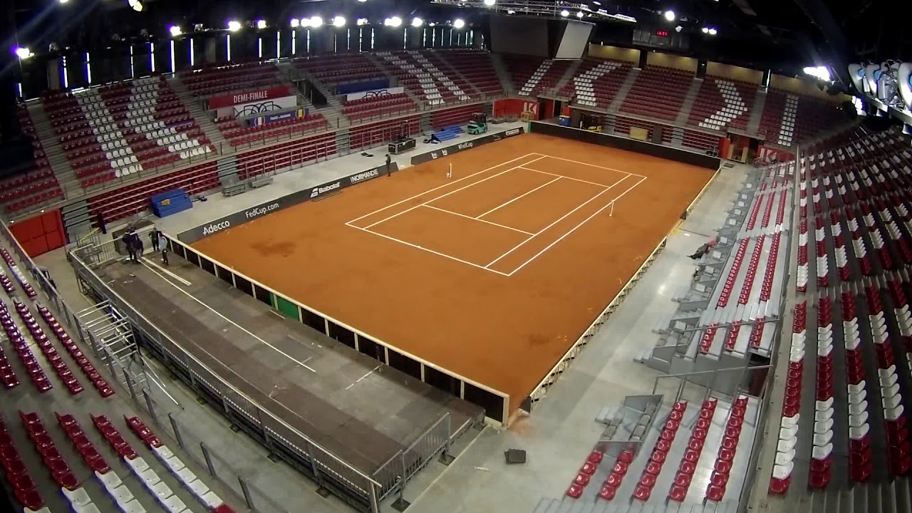 Fed Cup : Montage du court de tennis en terre battue !