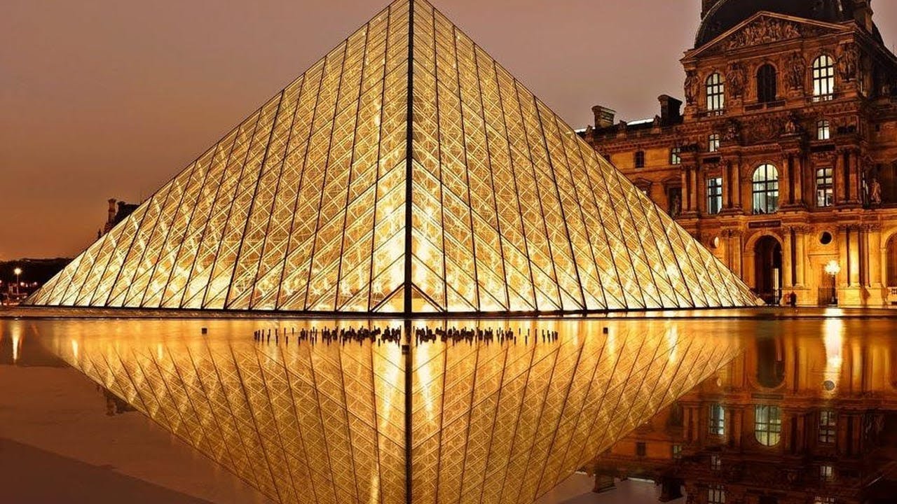 Detrás del Cristal: La Pirámide del Louvre Revelada
