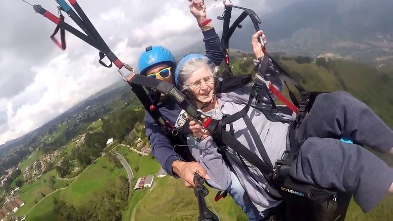 Super abuela de 85 años vuela en Parapente Medellin Colombia