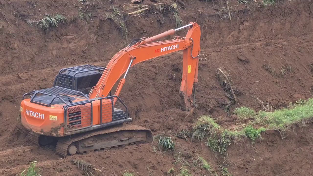Membuat teras tanam kelapa sawit dengan alat berat Excavator Hitachi.