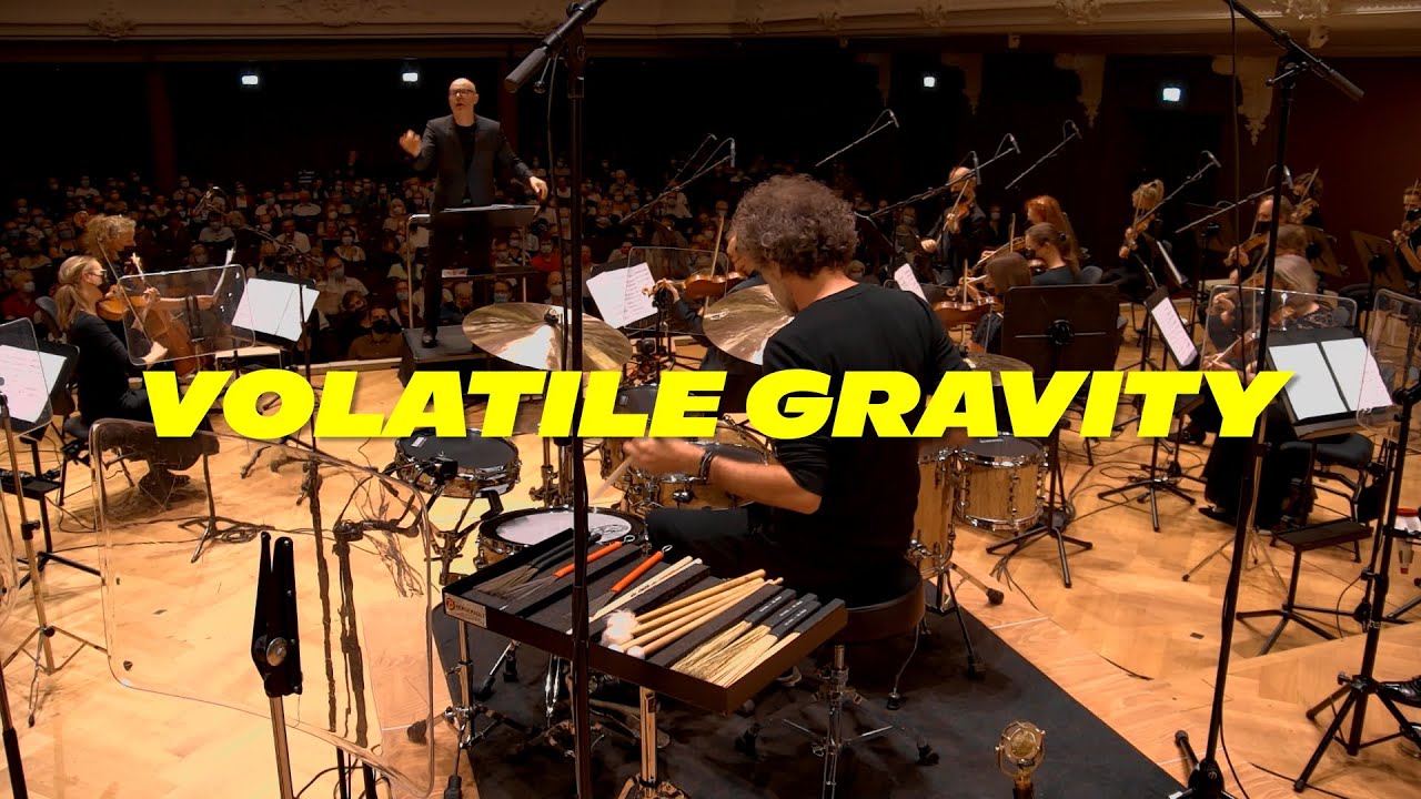 «Volatile Gravity» von Oliver Waespi (2021) mit Jojo Mayer (Drumset) und der Basel Sinfonietta