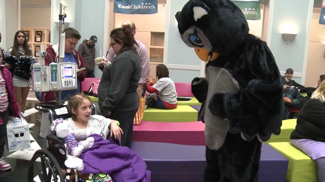 The Rice Owls visit Cook Children's Hospital during bowl week