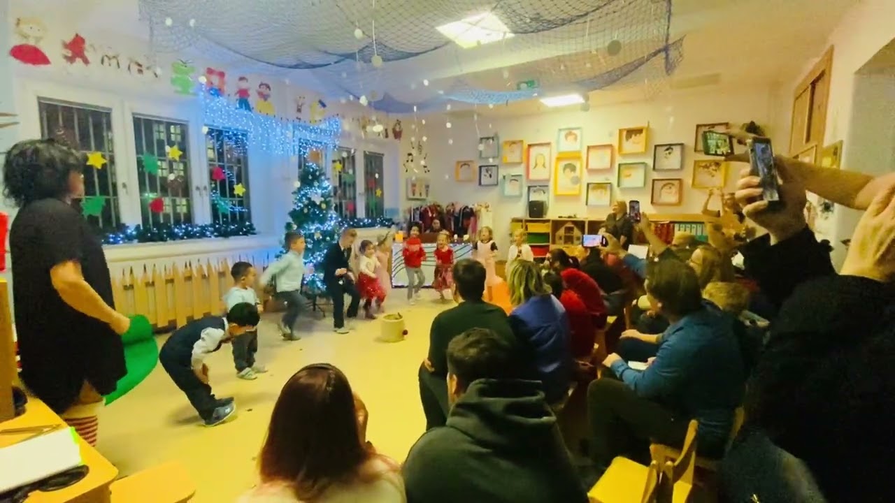 Em bé nhí nhảnh cùng các bạn 