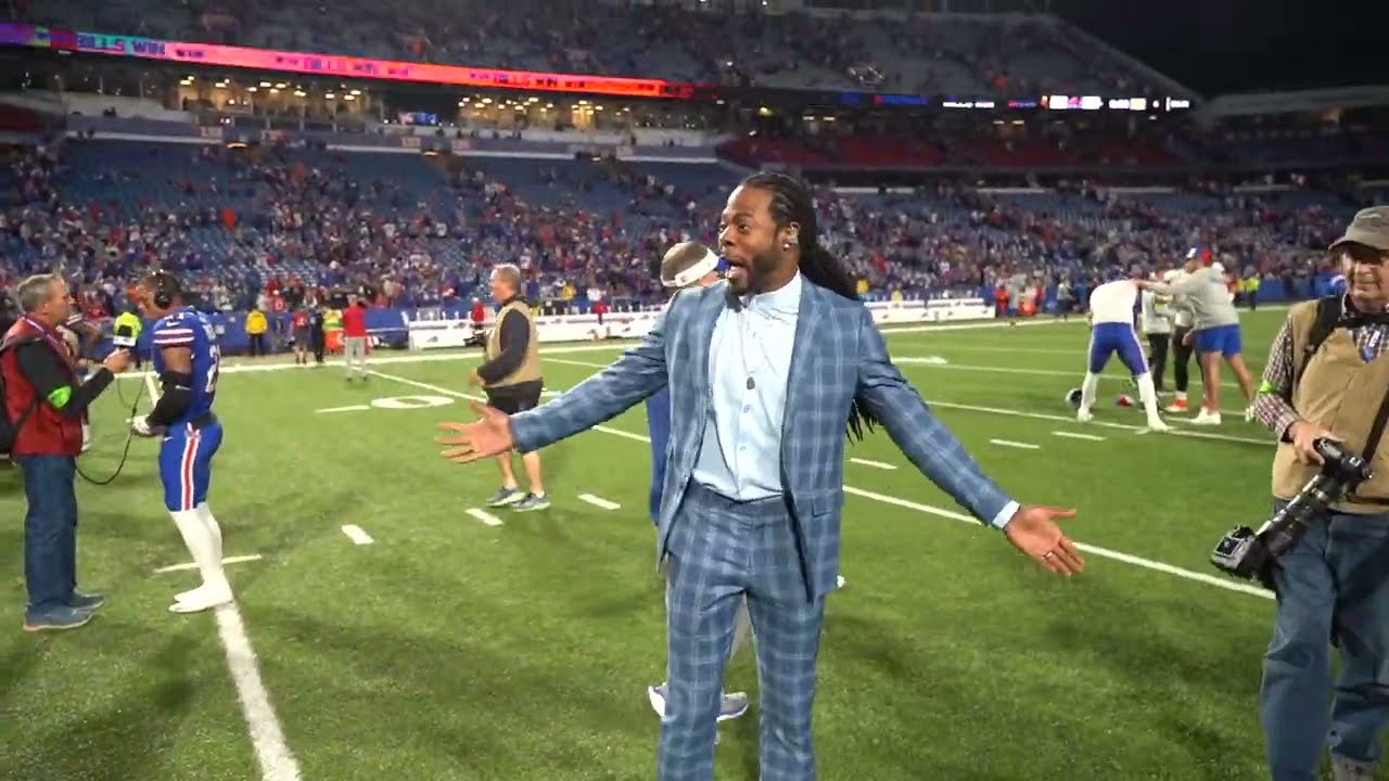 Richard Sherman scolds Jamel Dean.