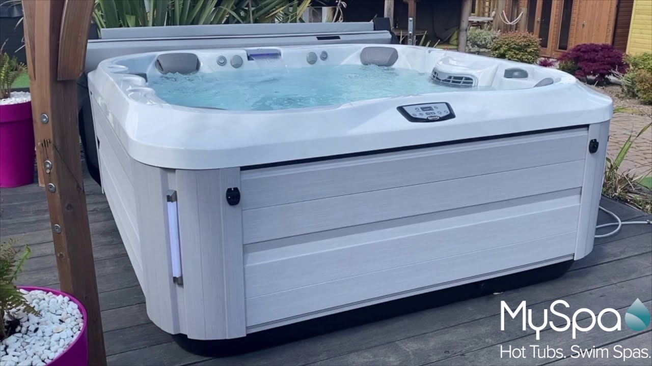 Tour of the Jacuzzi J-335 Hot Tub with Maddy from MySpa Leicester