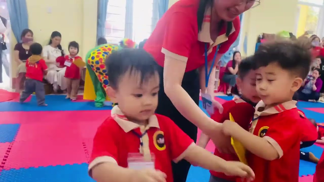 Nhận biết: Hình tròn hình vuông - Nhà trẻ