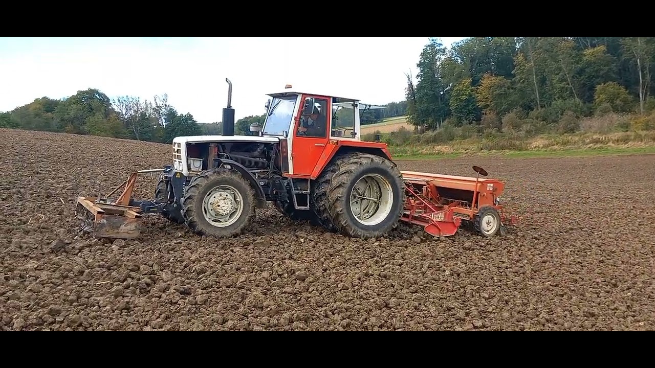 8100 steyr beim säen.