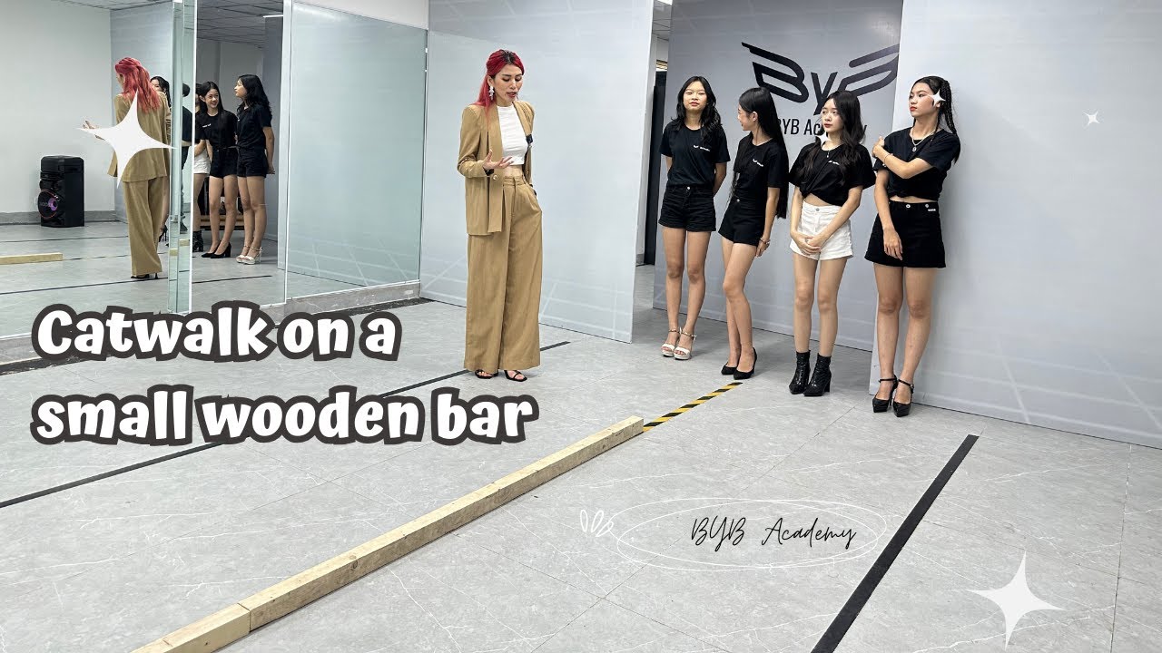 Extremely difficult catwalk challenge on wooden bars | Exercise to help strengthen the ankles