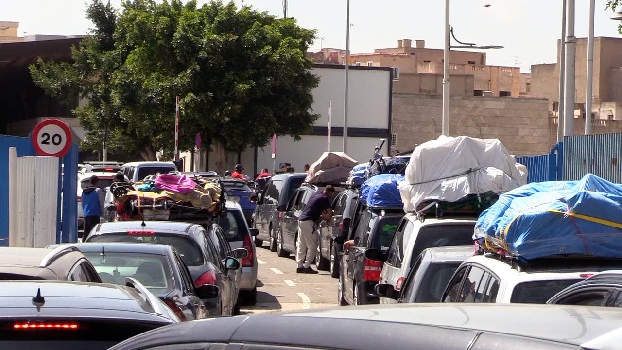 La gente grita “basta ya” a las largas colas de la frontera