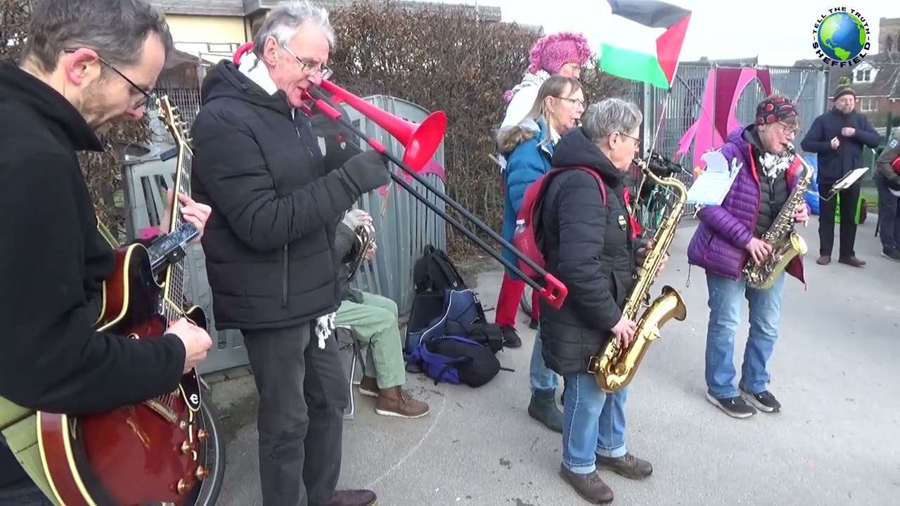 Духовой оркестр Sheffield Street Band играл, когда люди собрались в парке Маунт-Плезант на демонс...