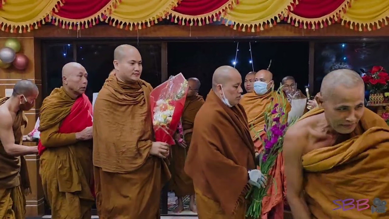 পরম পূজ্য বনভান্তে 'র ১০৭ তম জন্মজয়ন্তী উপলক্ষে পুষ্পক অর্পণে শ্রদ্ধার্ঘ নিবেদনে পুজনীয় ভিক্ষু সংঘ