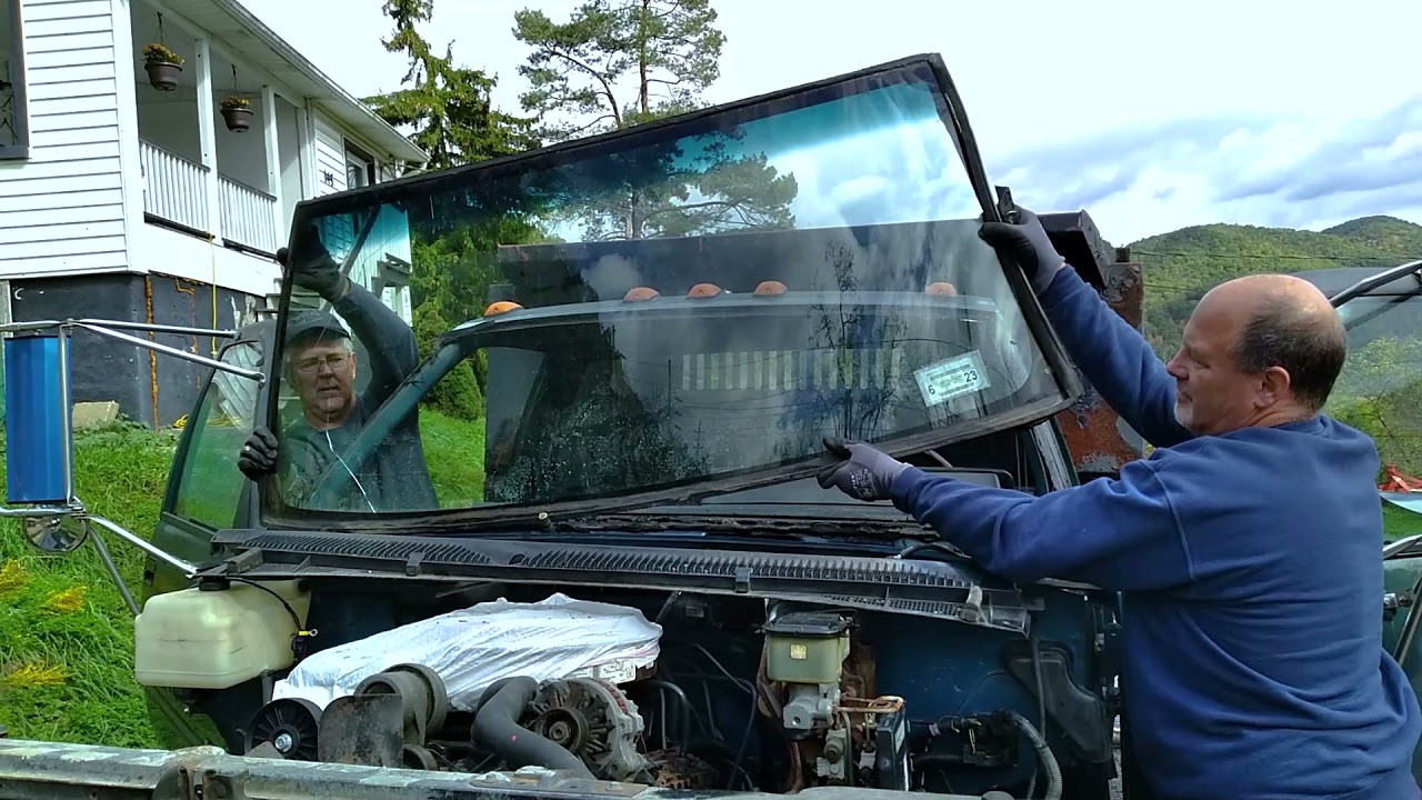 Замена лобового стекла на самосвале Chevrolet 91