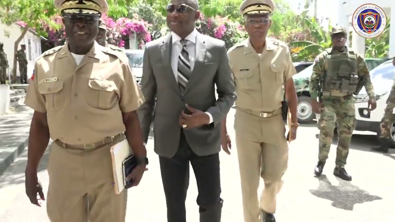 VISITE DU MINISTRE DE LA DÉFENSE AU GRAND QUARTIER GÉNÉRAL DES FORCES ARMÉES D’HAÏTI