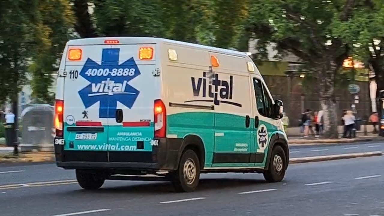 Ambulancia de Vittal móvil 1166 en Codigo Rojo por Av Burrlich! (Noviembre 2025)