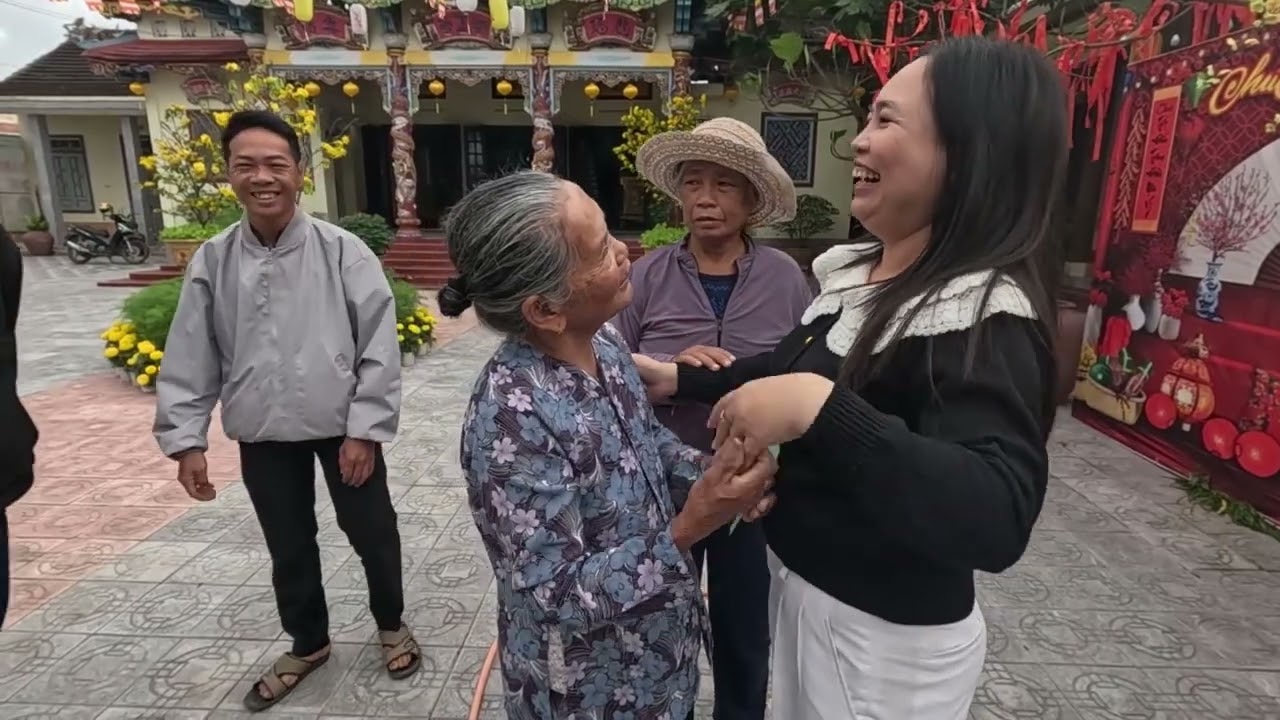 G/Đ Bác Lạc Trương  Cùng Thân Hữu của Bác giúp đỡ nhiều bà con nghèo Phú Gia có quà Tết |Trân Trân