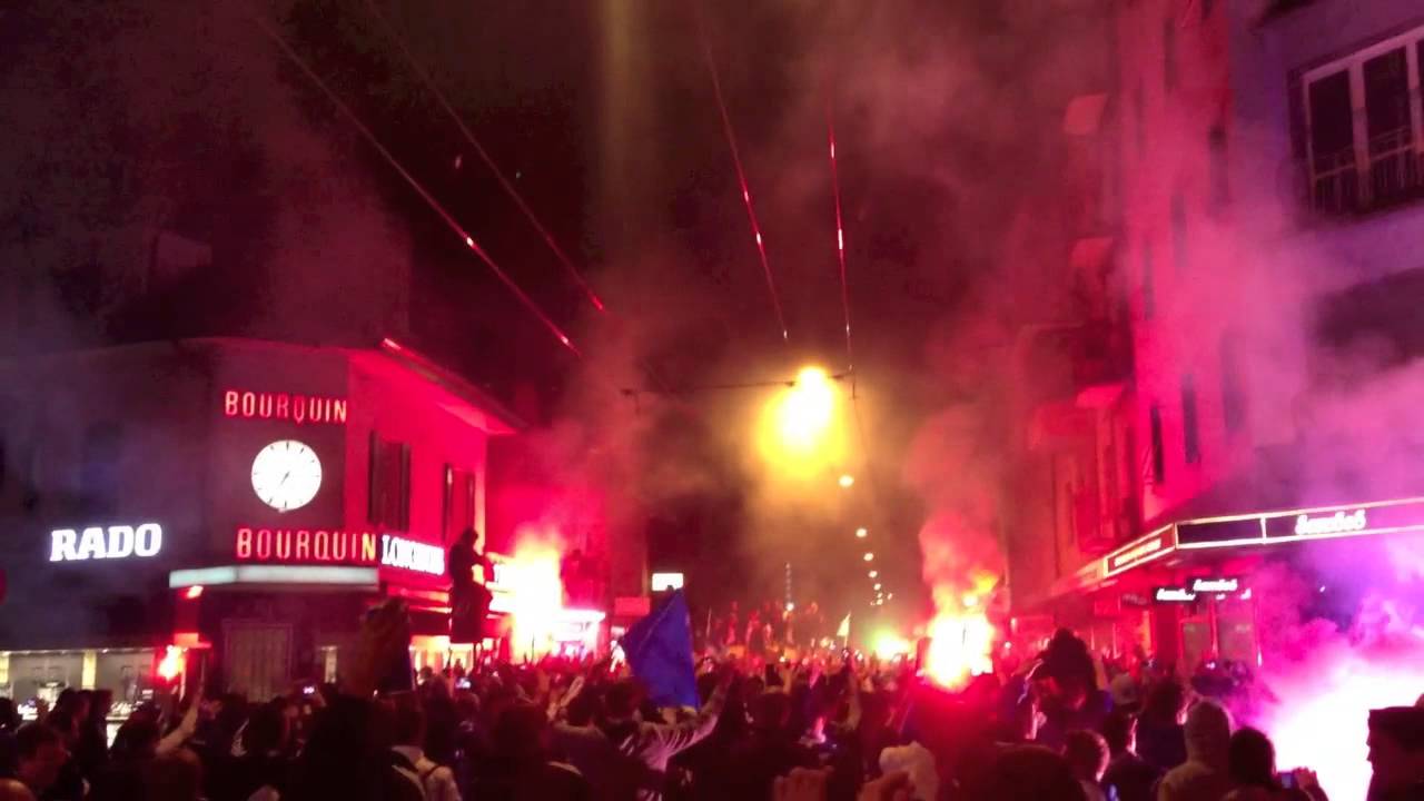 GCZ Spieler und Fans feiern an der Langstrasse ZH