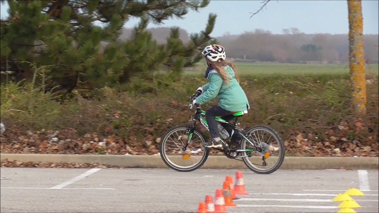 Exercice Vélo enfant: apprendre le lâcher de main / Lily 7 ans.  07/01/2018