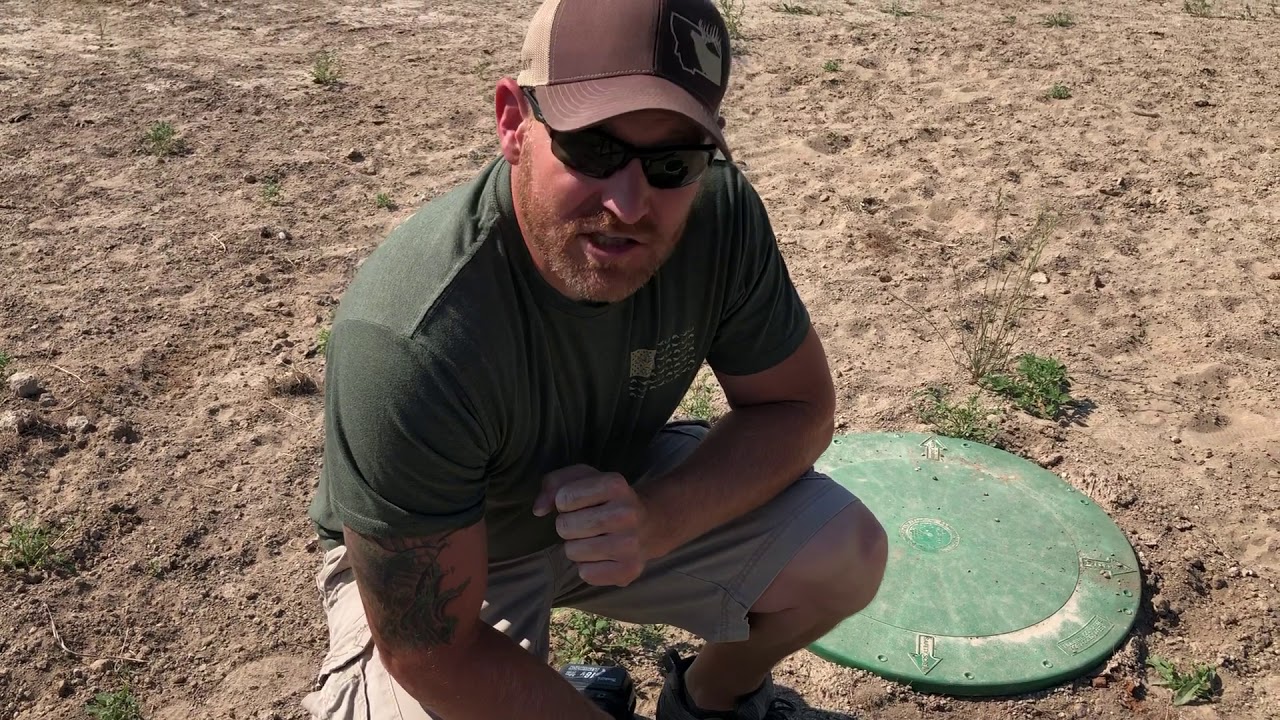 Septic tank lid removal and how to clean the septic filter