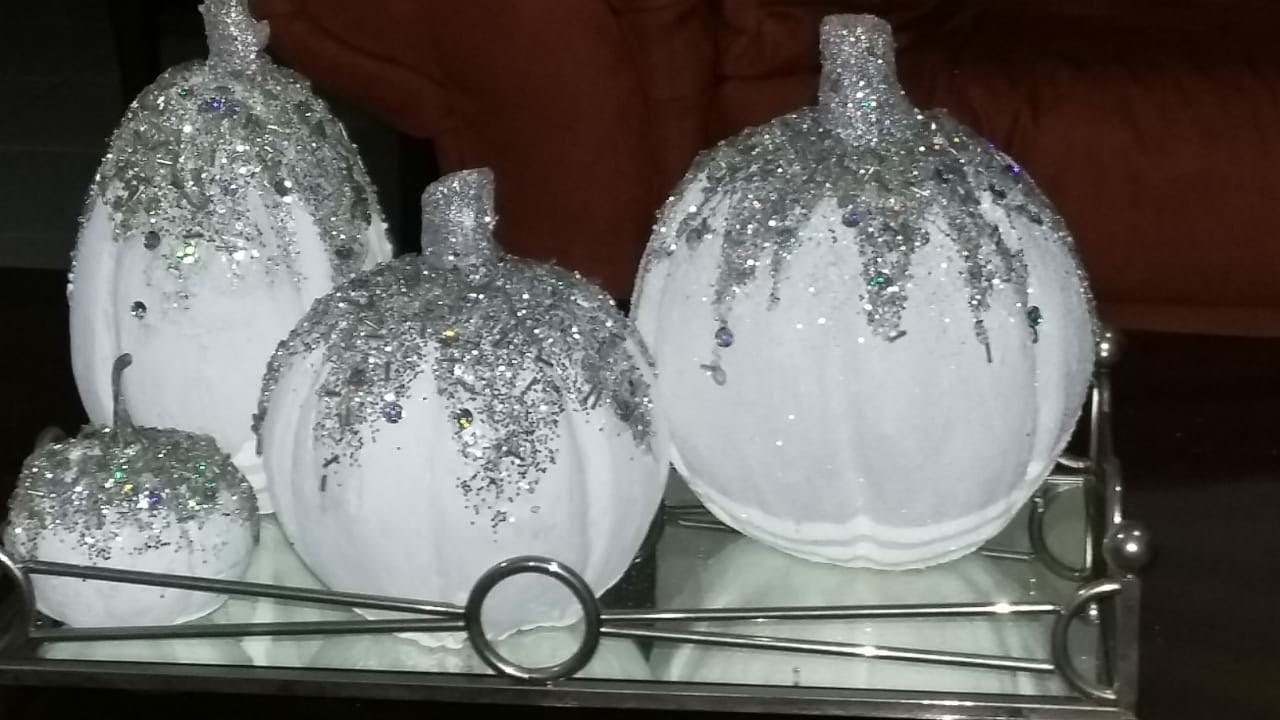 elaboración de unas calabazas para decorar el otoño con bolas de unicel y cemento